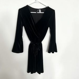 H&M Black velvet long sleeve dress